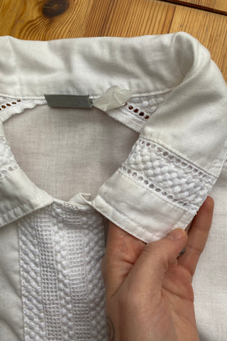 Weiße 90s Folklore Bluse aus reiner Baumwolle in längerem Schnitt mit leichten Puffärmeln und hübschen Knöpfen, zu empfehlen für eine L bis XL