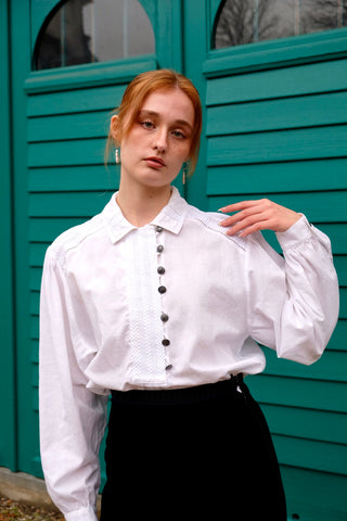 Weiße 90s Folklore Bluse aus reiner Baumwolle in längerem Schnitt mit leichten Puffärmeln und hübschen Knöpfen, zu empfehlen für eine L bis XL