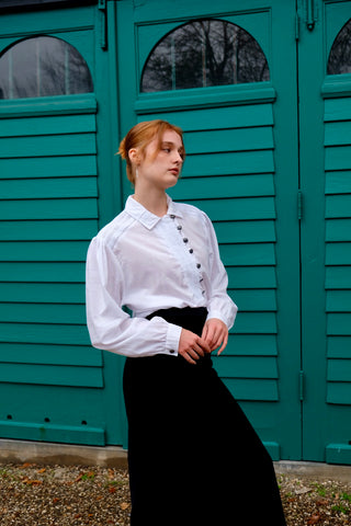 Weiße 90s Folklore Bluse aus reiner Baumwolle in längerem Schnitt mit leichten Puffärmeln und hübschen Knöpfen, zu empfehlen für eine L bis XL