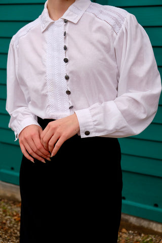Weiße 90s Folklore Bluse aus reiner Baumwolle in längerem Schnitt mit leichten Puffärmeln und hübschen Knöpfen, zu empfehlen für eine L bis XL