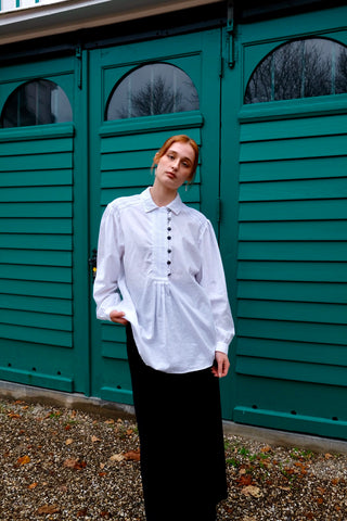 Weiße 90s Folklore Bluse aus reiner Baumwolle in längerem Schnitt mit leichten Puffärmeln und hübschen Knöpfen, zu empfehlen für eine L bis XL