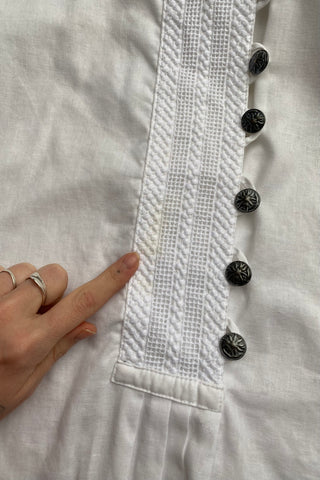 Weiße 90s Folklore Bluse aus reiner Baumwolle in längerem Schnitt mit leichten Puffärmeln und hübschen Knöpfen, zu empfehlen für eine L bis XL