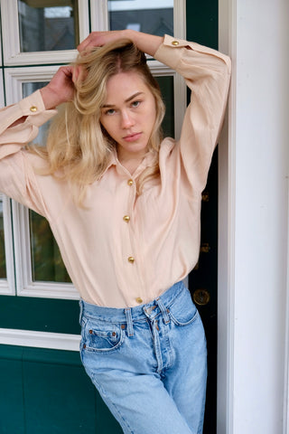 90s Bluse in pastelligem Peach mit toller Rücken-Stickerei in Gold – die angegebene Größe ist XS, aber die Bluse ist bewusst sehr locker/oversized geschnitten, somit auch noch von einer S/M tragbar – ein absolutes Highlight