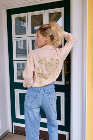 90s Bluse in pastelligem Peach mit toller Rücken-Stickerei in Gold – die angegebene Größe ist XS, aber die Bluse ist bewusst sehr locker/oversized geschnitten, somit auch noch von einer S/M tragbar – ein absolutes Highlight