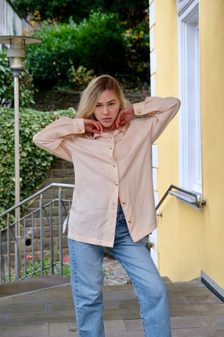 90s Bluse in pastelligem Peach mit toller Rücken-Stickerei in Gold – die angegebene Größe ist XS, aber die Bluse ist bewusst sehr locker/oversized geschnitten, somit auch noch von einer S/M tragbar – ein absolutes Highlight