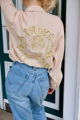 90s Bluse in pastelligem Peach mit toller Rücken-Stickerei in Gold – die angegebene Größe ist XS, aber die Bluse ist bewusst sehr locker/oversized geschnitten, somit auch noch von einer S/M tragbar – ein absolutes Highlight