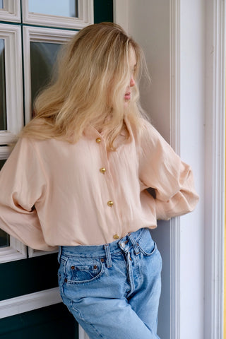 90s Bluse in pastelligem Peach mit toller Rücken-Stickerei in Gold – die angegebene Größe ist XS, aber die Bluse ist bewusst sehr locker/oversized geschnitten, somit auch noch von einer S/M tragbar – ein absolutes Highlight