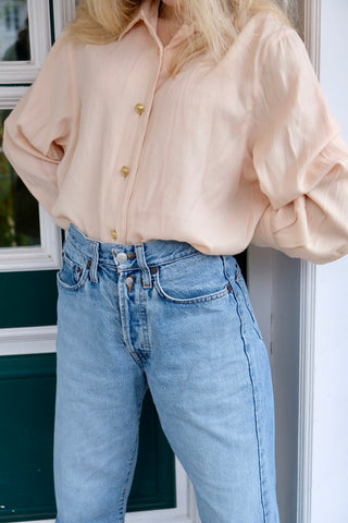 90s Bluse in pastelligem Peach mit toller Rücken-Stickerei in Gold – die angegebene Größe ist XS, aber die Bluse ist bewusst sehr locker/oversized geschnitten, somit auch noch von einer S/M tragbar – ein absolutes Highlight