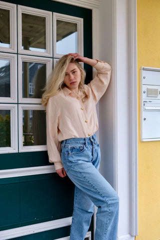 90s Bluse in pastelligem Peach mit toller Rücken-Stickerei in Gold – die angegebene Größe ist XS, aber die Bluse ist bewusst sehr locker/oversized geschnitten, somit auch noch von einer S/M tragbar – ein absolutes Highlight