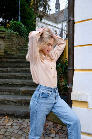 90s Bluse in pastelligem Peach mit toller Rücken-Stickerei in Gold – die angegebene Größe ist XS, aber die Bluse ist bewusst sehr locker/oversized geschnitten, somit auch noch von einer S/M tragbar – ein absolutes Highlight