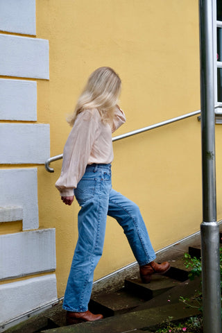 90s Bluse in pastelligem Peach mit toller Rücken-Stickerei in Gold – die angegebene Größe ist XS, aber die Bluse ist bewusst sehr locker/oversized geschnitten, somit auch noch von einer S/M tragbar – ein absolutes Highlight