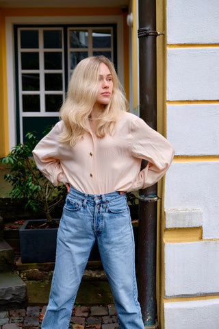 90s Bluse in pastelligem Peach mit toller Rücken-Stickerei in Gold – die angegebene Größe ist XS, aber die Bluse ist bewusst sehr locker/oversized geschnitten, somit auch noch von einer S/M tragbar – ein absolutes Highlight