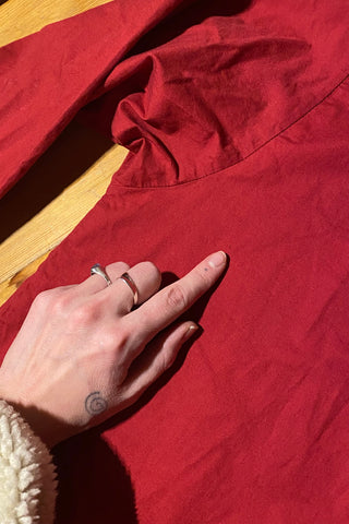 Rote 90s Hemdbluse aus reiner Baumwolle mit tollen Knöpfen – tragbar von einer XS bis M und ein absolutes Highlight