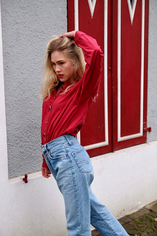 Rote 90s Hemdbluse aus reiner Baumwolle mit tollen Knöpfen – tragbar von einer XS bis M und ein absolutes Highlight