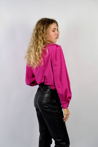 80s Bluse in einem tollen Hot Pink, bewusst lockerer 80s Schnitt mit doppelreihiger Knopfleiste, Stehkragen und weiten Ärmeln mit Schulterpolstern (welche je nach Vorliebe auch herausgetrennt werden könnten) – Größe S/M