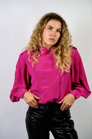 80s Bluse in einem tollen Hot Pink, bewusst lockerer 80s Schnitt mit doppelreihiger Knopfleiste, Stehkragen und weiten Ärmeln mit Schulterpolstern (welche je nach Vorliebe auch herausgetrennt werden könnten) – Größe S/M