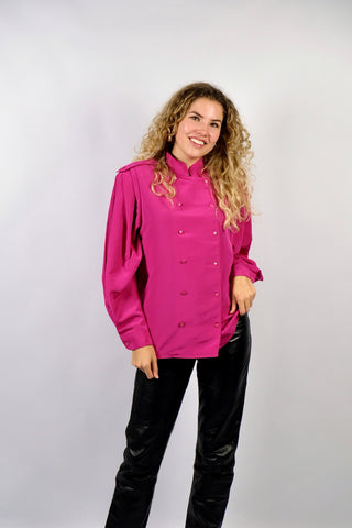 80s Bluse in einem tollen Hot Pink, bewusst lockerer 80s Schnitt mit doppelreihiger Knopfleiste, Stehkragen und weiten Ärmeln mit Schulterpolstern (welche je nach Vorliebe auch herausgetrennt werden könnten) – Größe S/M