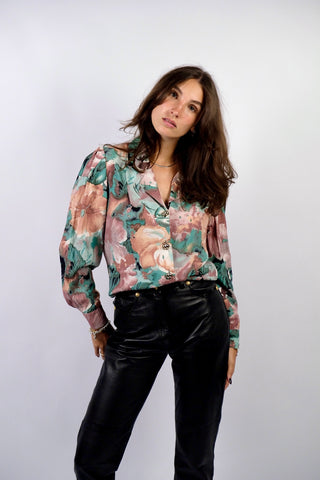 Traumhafte 80s Bluse aus reiner Viskose mit leichten Puffärmeln, hübschen Knöpfen sowie abstrakt-floralem Print in Altrosa, Mauve, Türkis/Blaugrün, Mint, Pfirsich und Schwarz – wir empfehlen die Bluse einer heutigen M – ein absolutes Highlight