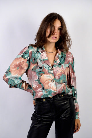 Traumhafte 80s Bluse aus reiner Viskose mit leichten Puffärmeln, hübschen Knöpfen sowie abstrakt-floralem Print in Altrosa, Mauve, Türkis/Blaugrün, Mint, Pfirsich und Schwarz – wir empfehlen die Bluse einer heutigen M – ein absolutes Highlight