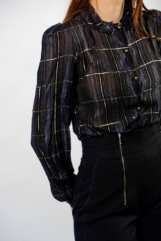 Schwarze, halbtransparente 70s/80s Bluse made in France mit leichten Puffärmeln und süßem Volantkragen sowie glitzerndem Streifen-/Karomuster – passt einer heutigen XS – ein absolutes Highlight