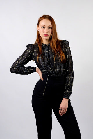 Schwarze, halbtransparente 70s/80s Bluse made in France mit leichten Puffärmeln und süßem Volantkragen sowie glitzerndem Streifen-/Karomuster – passt einer heutigen XS – ein absolutes Highlight