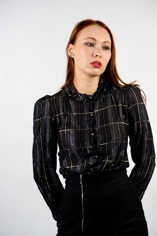 Schwarze, halbtransparente 70s/80s Bluse made in France mit leichten Puffärmeln und süßem Volantkragen sowie glitzerndem Streifen-/Karomuster – passt einer heutigen XS – ein absolutes Highlight