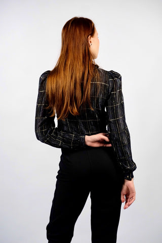 Schwarze, halbtransparente 70s/80s Bluse made in France mit leichten Puffärmeln und süßem Volantkragen sowie glitzerndem Streifen-/Karomuster – passt einer heutigen XS – ein absolutes Highlight