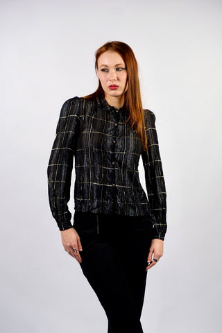 Schwarze, halbtransparente 70s/80s Bluse made in France mit leichten Puffärmeln und süßem Volantkragen sowie glitzerndem Streifen-/Karomuster – passt einer heutigen XS – ein absolutes Highlight