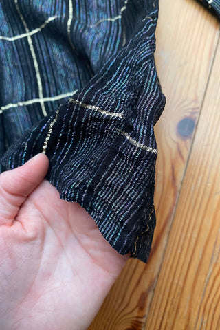 Schwarze, halbtransparente 70s/80s Bluse made in France mit leichten Puffärmeln und süßem Volantkragen sowie glitzerndem Streifen-/Karomuster – passt einer heutigen XS – ein absolutes Highlight