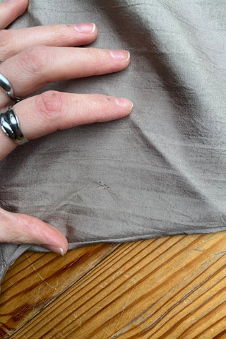 80s Bluse in tollem Bomber-/Blouson-Schnitt mit Stehkragen und Schulterpolstern (welche bei Bedarf auch herausgetrennt werden könnten); die Farbe würden wir als Oliv-Gold bezeichnen, die angegebene Größe ist L – tragbar von M bis L