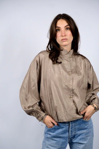 80s Bluse in tollem Bomber-/Blouson-Schnitt mit Stehkragen und Schulterpolstern (welche bei Bedarf auch herausgetrennt werden könnten); die Farbe würden wir als Oliv-Gold bezeichnen, die angegebene Größe ist L – tragbar von M bis L