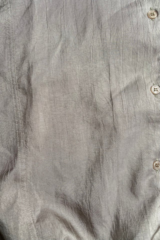 80s Bluse in tollem Bomber-/Blouson-Schnitt mit Stehkragen und Schulterpolstern (welche bei Bedarf auch herausgetrennt werden könnten); die Farbe würden wir als Oliv-Gold bezeichnen, die angegebene Größe ist L – tragbar von M bis L