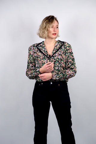 80s/90s Bluse aus reiner Viskose mit floralem Muster in tollen Farben (Schwarz, Altrosa, Flieder, Mintgrün und Pfirsich) – die Bluse hat leichte Schulterpolster, welche je nach Belieben aber auch herausgetrennt werden könnten – wir empfehlen die Bluse einer heutigen L bis XL je nach gewünschter Passform (bitte Maße beachten)