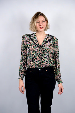 80s/90s Bluse aus reiner Viskose mit floralem Muster in tollen Farben (Schwarz, Altrosa, Flieder, Mintgrün und Pfirsich) – die Bluse hat leichte Schulterpolster, welche je nach Belieben aber auch herausgetrennt werden könnten – wir empfehlen die Bluse einer heutigen L bis XL je nach gewünschter Passform (bitte Maße beachten)