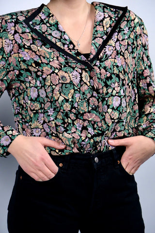 80s/90s Bluse aus reiner Viskose mit floralem Muster in tollen Farben (Schwarz, Altrosa, Flieder, Mintgrün und Pfirsich) – die Bluse hat leichte Schulterpolster, welche je nach Belieben aber auch herausgetrennt werden könnten – wir empfehlen die Bluse einer heutigen L bis XL je nach gewünschter Passform (bitte Maße beachten)