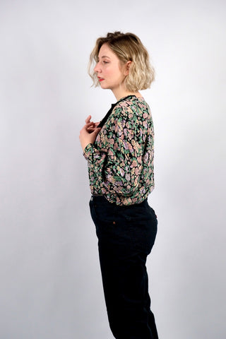80s/90s Bluse aus reiner Viskose mit floralem Muster in tollen Farben (Schwarz, Altrosa, Flieder, Mintgrün und Pfirsich) – die Bluse hat leichte Schulterpolster, welche je nach Belieben aber auch herausgetrennt werden könnten – wir empfehlen die Bluse einer heutigen L bis XL je nach gewünschter Passform (bitte Maße beachten)
