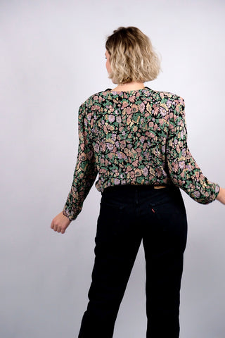 80s/90s Bluse aus reiner Viskose mit floralem Muster in tollen Farben (Schwarz, Altrosa, Flieder, Mintgrün und Pfirsich) – die Bluse hat leichte Schulterpolster, welche je nach Belieben aber auch herausgetrennt werden könnten – wir empfehlen die Bluse einer heutigen L bis XL je nach gewünschter Passform (bitte Maße beachten)