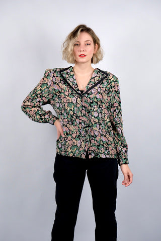 80s/90s Bluse aus reiner Viskose mit floralem Muster in tollen Farben (Schwarz, Altrosa, Flieder, Mintgrün und Pfirsich) – die Bluse hat leichte Schulterpolster, welche je nach Belieben aber auch herausgetrennt werden könnten – wir empfehlen die Bluse einer heutigen L bis XL je nach gewünschter Passform (bitte Maße beachten)