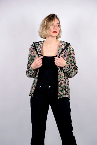 80s/90s Bluse aus reiner Viskose mit floralem Muster in tollen Farben (Schwarz, Altrosa, Flieder, Mintgrün und Pfirsich) – die Bluse hat leichte Schulterpolster, welche je nach Belieben aber auch herausgetrennt werden könnten – wir empfehlen die Bluse einer heutigen L bis XL je nach gewünschter Passform (bitte Maße beachten)