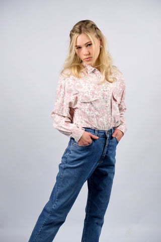 Weiße 80s/90s Hemdbluse made in Italy aus reiner Baumwolle mit floralem Print in Rosa, Pink und Salbeigrün – die Größe entspricht einer bewusst locker/oversized geschnittenen XS/S