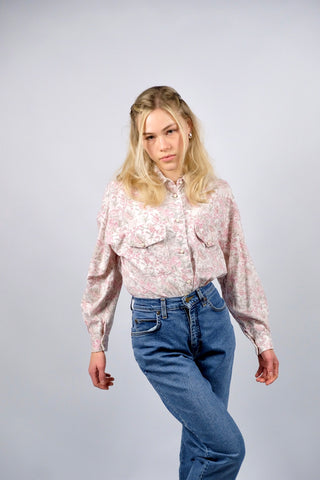 Weiße 80s/90s Hemdbluse made in Italy aus reiner Baumwolle mit floralem Print in Rosa, Pink und Salbeigrün – die Größe entspricht einer bewusst locker/oversized geschnittenen XS/S