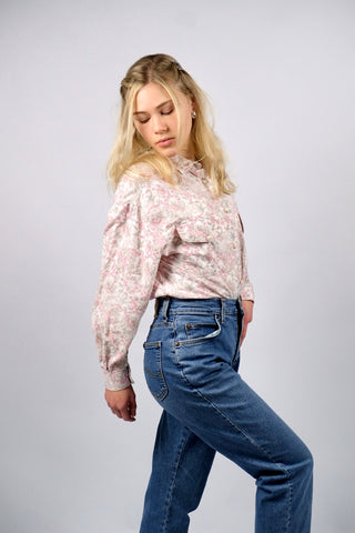 Weiße 80s/90s Hemdbluse made in Italy aus reiner Baumwolle mit floralem Print in Rosa, Pink und Salbeigrün – die Größe entspricht einer bewusst locker/oversized geschnittenen XS/S