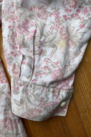 Weiße 80s/90s Hemdbluse made in Italy aus reiner Baumwolle mit floralem Print in Rosa, Pink und Salbeigrün – die Größe entspricht einer bewusst locker/oversized geschnittenen XS/S