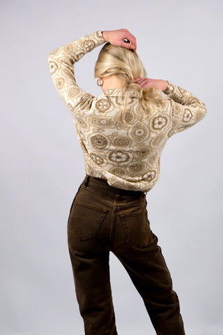 Cremefarbene 70s Bluse mit tollem Boho-Blumenmuster in Beige und Braun, die Größe entspricht ca. einer heutigen M bei einer für die 70s typischen figurbetonten/engen Passform – für einen eher lockeren Look empfehlen wir die Bluse aber einer XS oder S – bitte Maße beachten