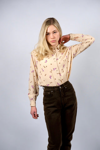 Puderbeige 70s Bluse aus angenehmer Baumwolle und Viskose mit süßem Blümchen-Print in Rotbraun, Graubraun, Pink, Lila und Flieder – ideal für eine XS und ein absolutes Highlight