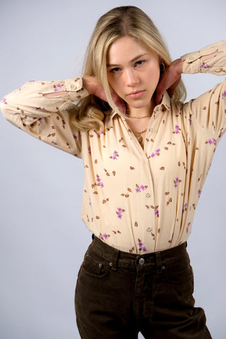 Puderbeige 70s Bluse aus angenehmer Baumwolle und Viskose mit süßem Blümchen-Print in Rotbraun, Graubraun, Pink, Lila und Flieder – ideal für eine XS und ein absolutes Highlight