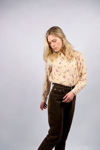 Puderbeige 70s Bluse aus angenehmer Baumwolle und Viskose mit süßem Blümchen-Print in Rotbraun, Graubraun, Pink, Lila und Flieder – ideal für eine XS und ein absolutes Highlight