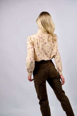 Puderbeige 70s Bluse aus angenehmer Baumwolle und Viskose mit süßem Blümchen-Print in Rotbraun, Graubraun, Pink, Lila und Flieder – ideal für eine XS und ein absolutes Highlight