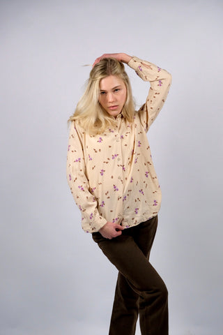 Puderbeige 70s Bluse aus angenehmer Baumwolle und Viskose mit süßem Blümchen-Print in Rotbraun, Graubraun, Pink, Lila und Flieder – ideal für eine XS und ein absolutes Highlight