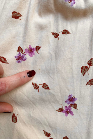 Puderbeige 70s Bluse aus angenehmer Baumwolle und Viskose mit süßem Blümchen-Print in Rotbraun, Graubraun, Pink, Lila und Flieder – ideal für eine XS und ein absolutes Highlight